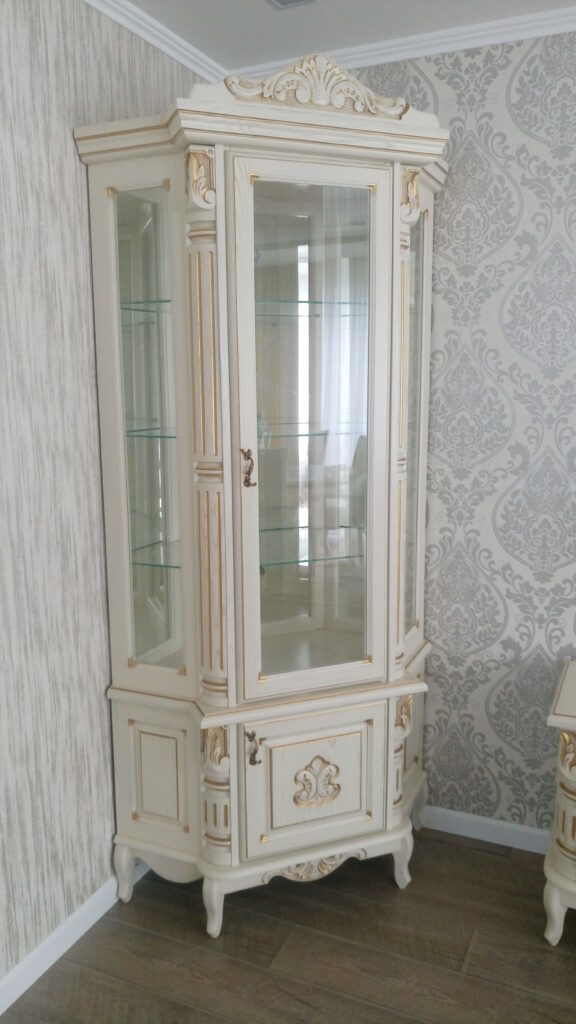 Кутова вітрина (Монро)